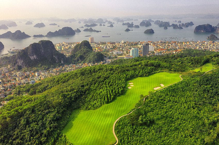 SÂN GOLF 54 HỐ VÀ BIỂN HỒ 800HA: NHỮNG TIỆN ÍCH THAY ĐỔI BỘ MẶT DU LỊCH QUẢNG NINH